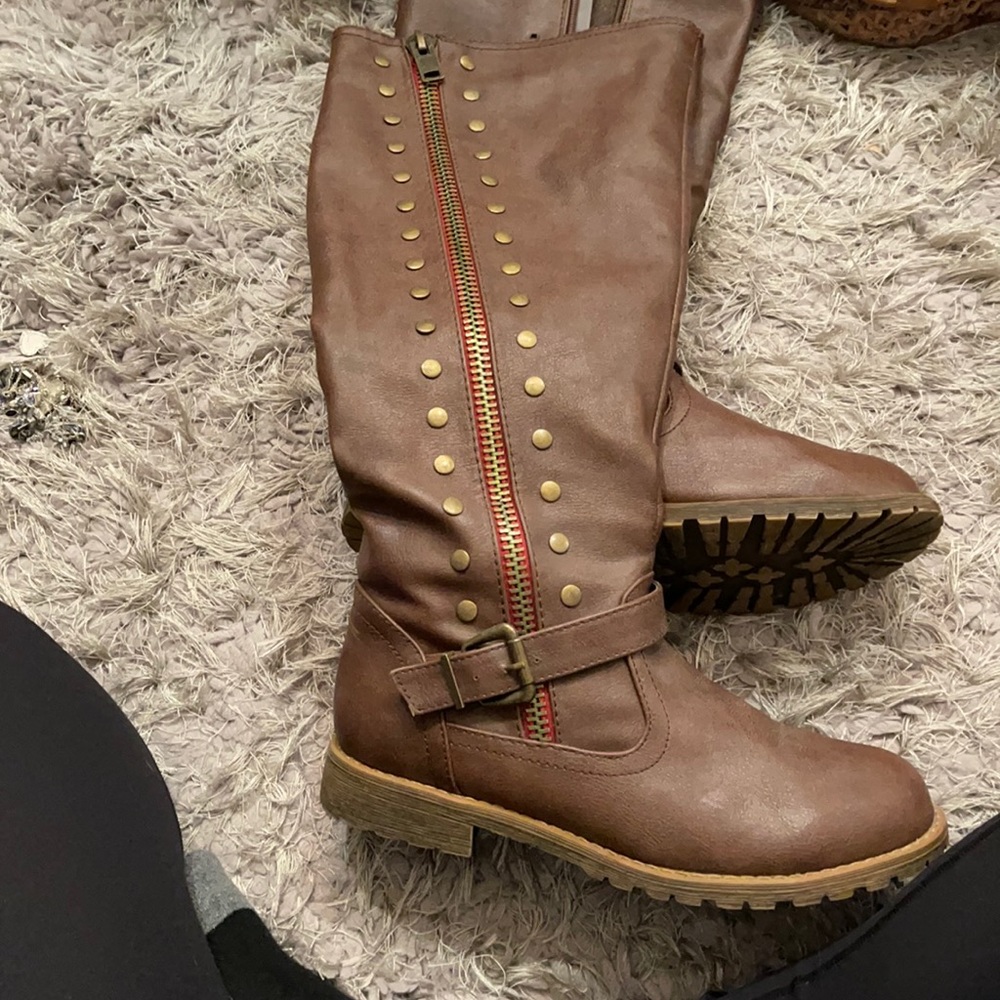 Brown boots with details on the side and zipper on the inside
